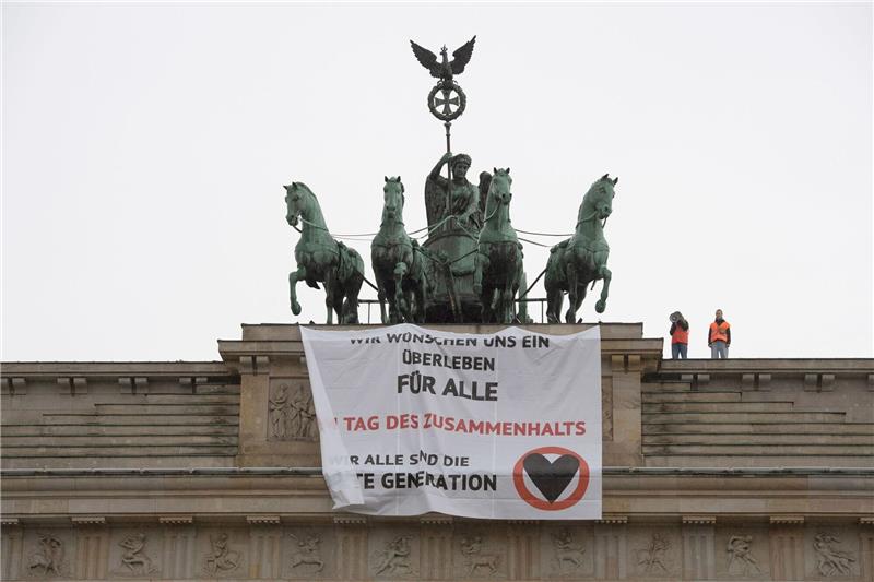 Klimaaktivisten demonstrieren auf dem Brandenburger Tor Aktivisten der Gruppe "Letzte Generation" haben das Brandenburger Tor besetzt.