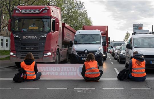 Aktivisten der Gruppierung Letzte Generation blockieren eine Kreuzung in Berlin.
