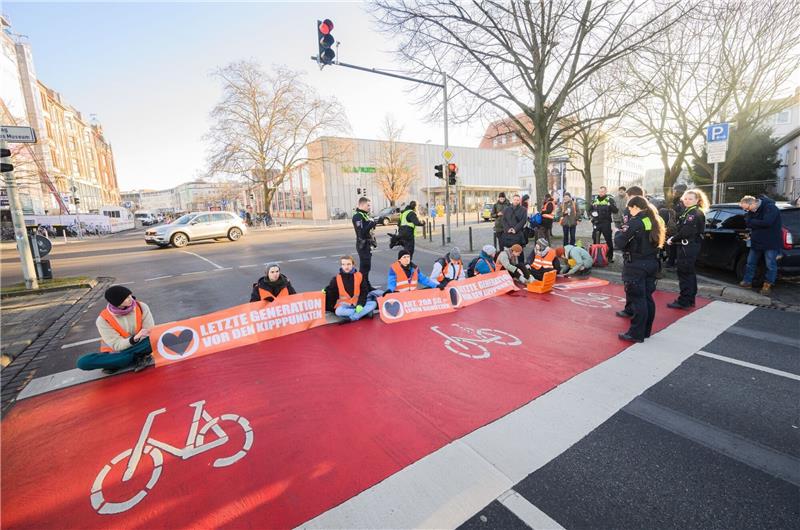 Aktivisten der Gruppierung «Letzte Generation» haben sich in Hannover festgeklebt.