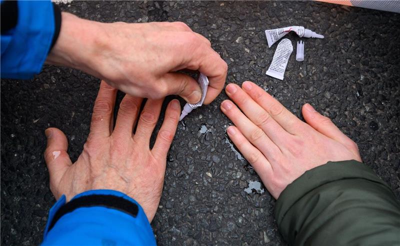 Klimaaktivisten wollen Hauptstadt unbefristet lahm legen Aktivisten der Gruppierung «Letzte Generation» kleben ihre Hände auf die Straße und blockieren so den Verkehr.