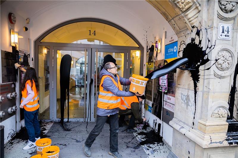Aktivisten der Klimagruppe «Letze Generation» mit ölartiger Farbe am Eingangsbereich der FDP-Parteizentrale in Berlin.