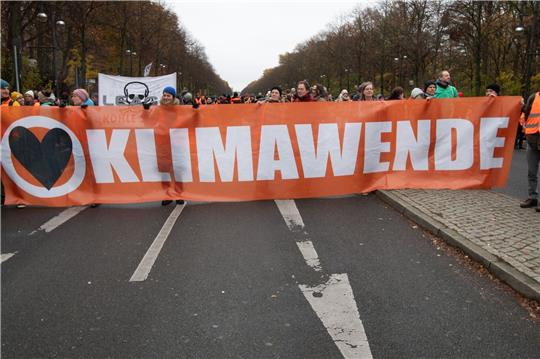 Aktivisten der Klimaschutzgruppe "Letzte Generation" und anderer Gruppierungen blockieren im November 2023 die Straße des 17. Juni.
