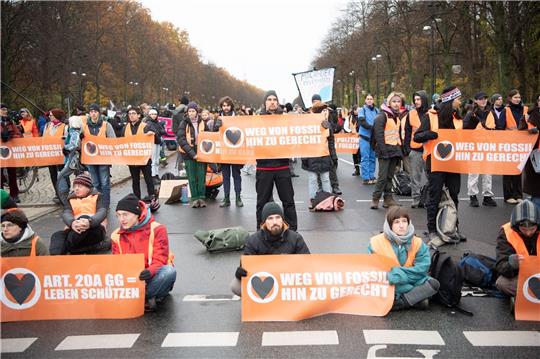 Aktivisten der Klimaschutzgruppe "Letzte Generation" und anderer Gruppierungen blockieren die Straße des 17. Juni in Berlin.
