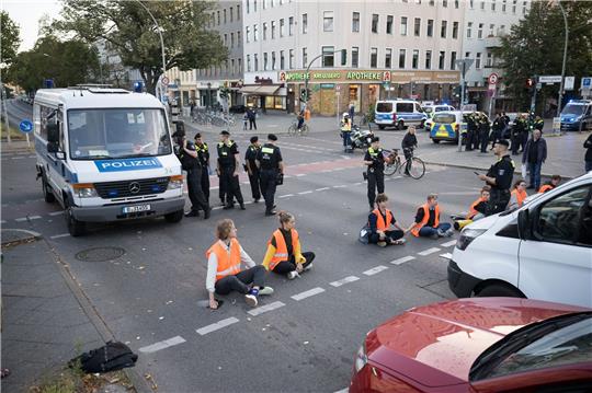 Aktivisten der Klimaschutzgruppe Letzte Generation während einer Straßenblockade auf dem Mehringdamm.