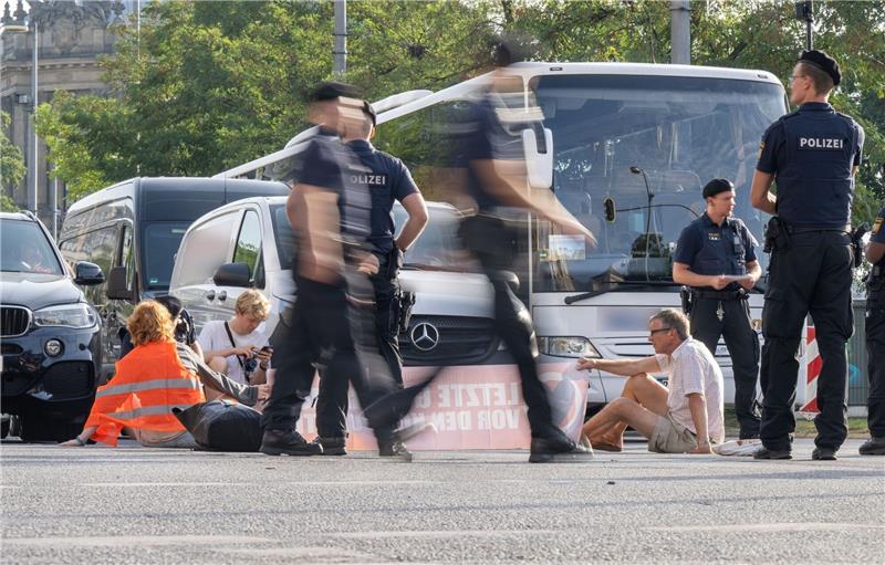 Klimaaktivisten legen Münchens Verkehr teilweise lahm Aktivisten der Letzten Generation auf der Kreuzung am Stachus in München. Die Gruppe will mit den Aktionen vor und während der Auto- und Verkehrsmesse IAA München «wochenlang zur Protesthochburg» machen.