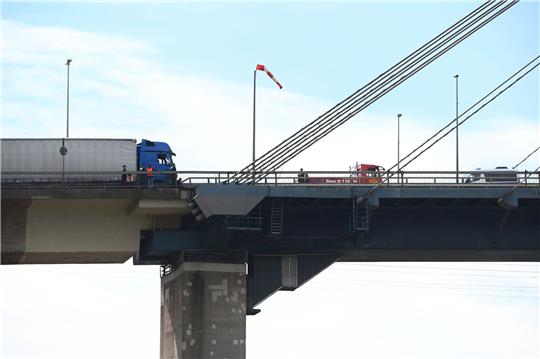 Aktivisten der Letzten Generation haben den Verkehr auf der Köhlbrandbrücke in Hamburg blockiert.