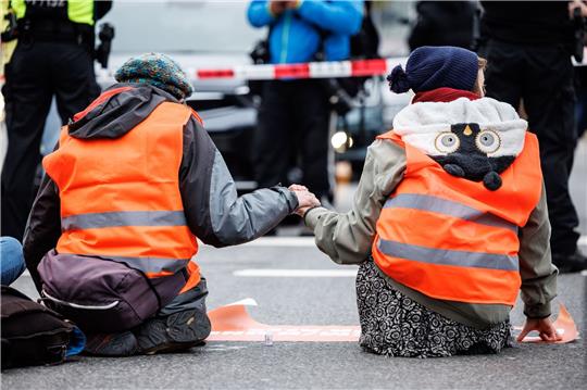 Aktivisten der „Letzten Generation“ haben sich am Stachus auf die Straße geklebt.