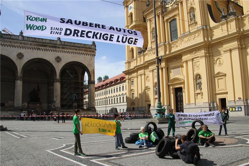 Proteste rund um die IAA - Was zu erwarten ist Aktivisten der Umweltschutzgruppe Robin Wood protestieren, unter anderem mit dem Slogan: «Saubere Autos sind eine dreckige Lüge.»