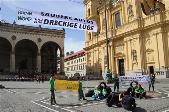 Aktivisten der Umweltschutzgruppe Robin Wood protestieren, unter anderem mit dem Slogan: «Saubere Autos sind eine dreckige Lüge.»