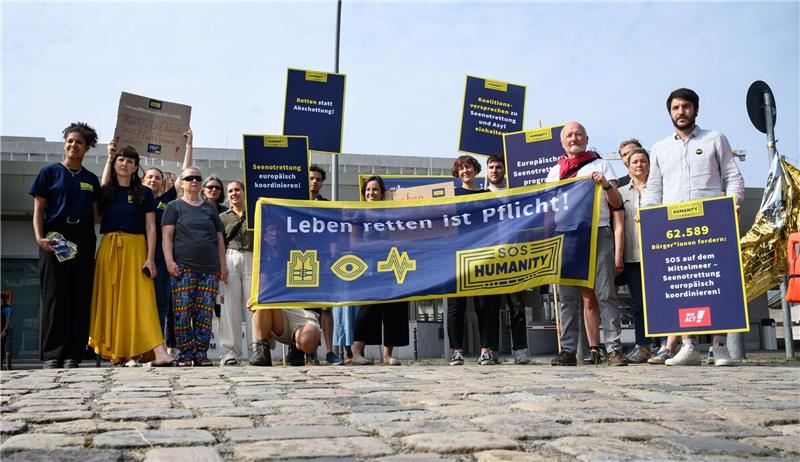 Aktivisten der zivilen Seenotrettungsorganisation SOS Humanity setzen sich für eine europäisch koordinierte Seenotrettung von Flüchtlingen aus dem Mittelmeer ein.