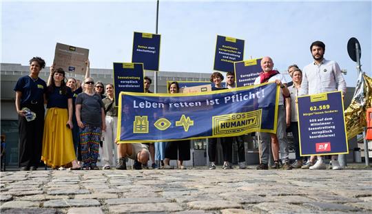 Aktivisten der zivilen Seenotrettungsorganisation SOS Humanity setzen sich für eine europäisch koordinierte Seenotrettung von Flüchtlingen aus dem Mittelmeer ein.