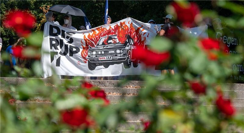 Friedlicher Protest zum IAA-Abschluss Aktivisten halten ein Banner bei der Abschlussdemonstration gegen die Automesse IAA MOBILITY 2023.