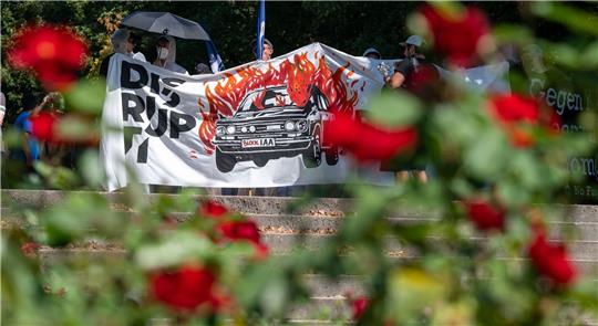 Aktivisten halten ein Banner bei der Abschlussdemonstration gegen die Automesse IAA MOBILITY 2023.