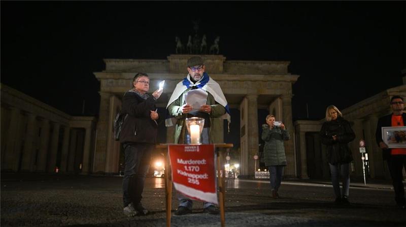 Jahrestag: Steinmeier sieht Deutschland in Zerreißprobe Aktivisten lasen um 5.29 Uhr, dem Zeitpunkt des Überfalls vom 7. Oktober 2023, die Namen der Opfer vor.