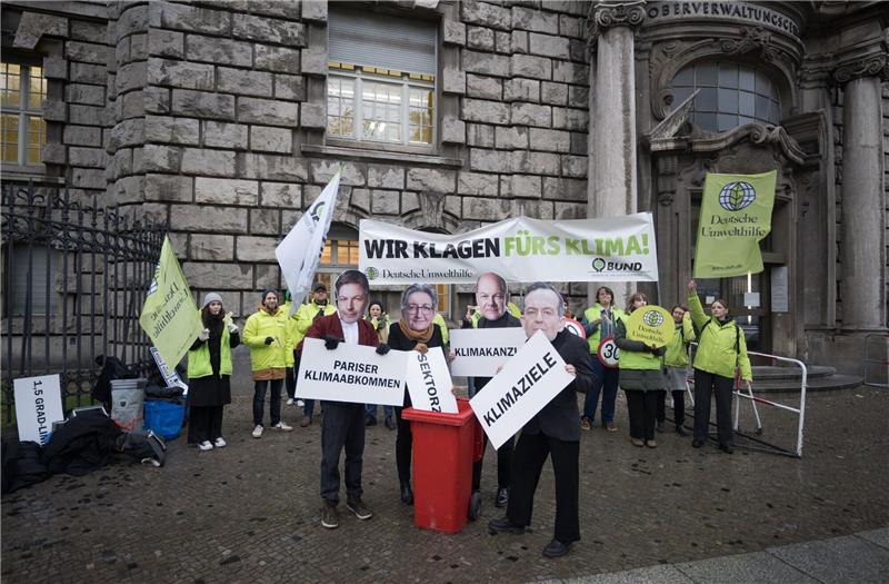 Zu wenig Klimaschutz: Gericht verurteilt Bundesregierung Aktivisten mit Masken von Wirtschaftsminister Habeck (l-r), Bauministerin Geywitz, Bundeskanzler Scholz und Verkehrsminister Wissing protestierten vor dem Oberverwaltungsgericht Berlin.