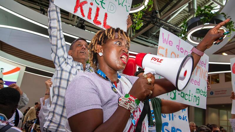 Halbjährliche Spritze verhindert HIV-Infektion - Trendwende? Aktivisten protestieren für kostengünstige Mittel.