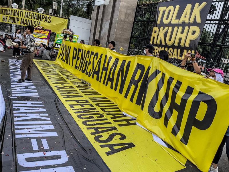 Aktivisten protestieren vor dem Abgeordnetenhaus in Jakarta gegen den Gesetzesvorschlag, der Sex außerhalb der Ehe verbietet.