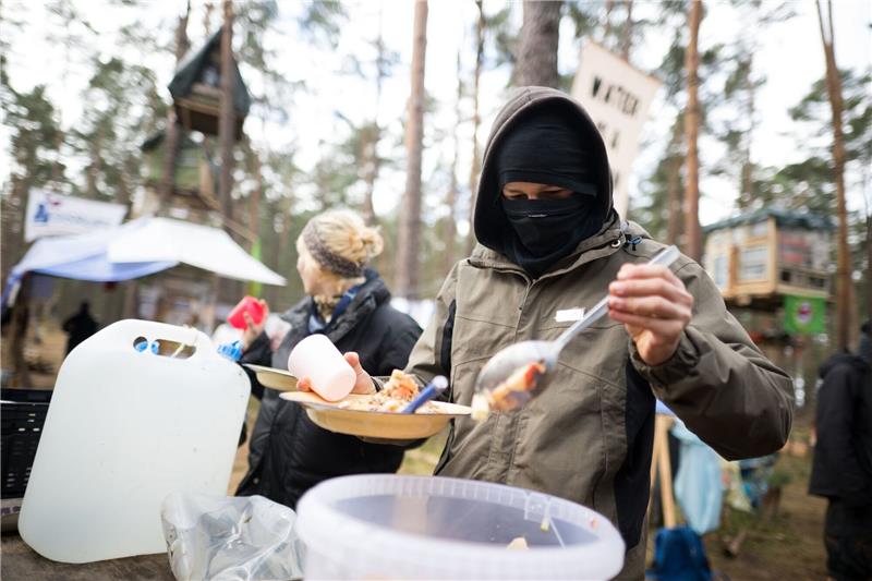Aktivisten wollen die Rodung eines Waldstücks im Zuge einer geplanten Erweiterung des Tesla-Geländes verhindern.