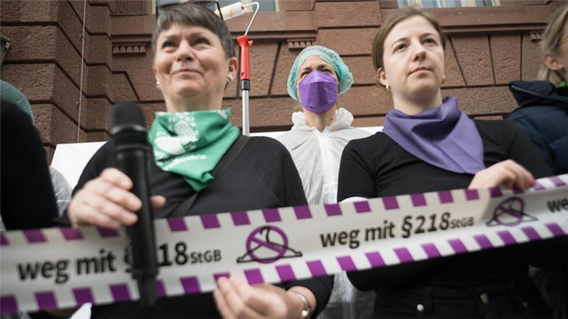 Aktivistinnen demonstrieren während einer Aktion des Bündnisses für sexuelle Selbstbestimmung gegen den Paragraphen 218 im Strafgesetzbuch.