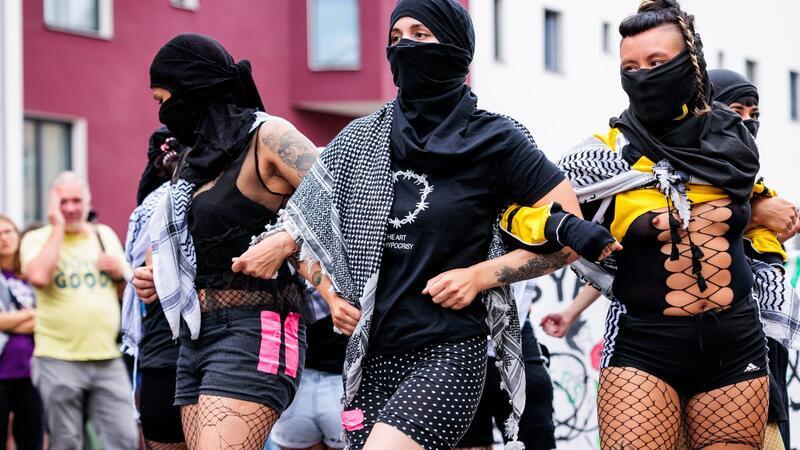 Aktivistinnen tanzen bei der Demonstration „Queers for Palestine“. Die Demo fand zeitgleich mit dem CSD statt, ist von diesem aber unabhängig.