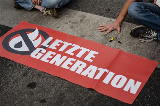 Aktivistinnen und Aktivisten der Gruppe Letzte Generation lenken mit Klebeaktionen immer wieder Aufmerksamkeit auf sich.