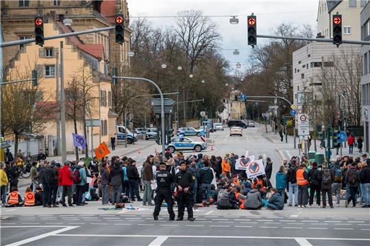 Aktivistinnen und Aktivisten der Letzten Generation blockieren eine Kreuzung in Regensburg.
