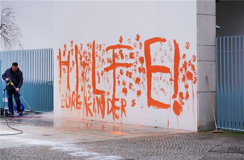 Letzte Generation beschmiert Fassade von Kanzleramt Aktivistinnen und Aktivisten fordern mit der Aktion die Bundesregierung dazu auf, sich der Verantwortung für die junge Generation im Hinblick auf den Klimawandel bewusst zu werden und «ihr endlich nachzukommen», heißt es in einer Mitteilung.
