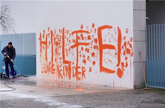 Aktivistinnen und Aktivisten fordern mit der Aktion die Bundesregierung dazu auf, sich der Verantwortung für die junge Generation im Hinblick auf den Klimawandel bewusst zu werden und «ihr endlich nachzukommen», heißt es in einer Mitteilung.