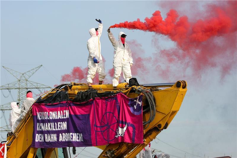 Klimaschutzaktivisten blockieren Baustelle für LNG-Pipeline Aktivsten des Bündnisses Ende Gelände blockieren in Brunsbüttel eine Baustelle für eine LNG-Pipeline.