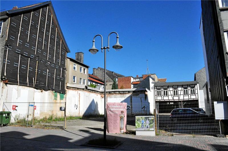 Aktuell: Die Fläche, auf der vor fünf Jahren ein mehrgeschossiges Fachwerkhaus mit Bankfiliale im Erdgeschoss stand, wird bislang nur zum Parken genutzt.  Foto: Kempfer