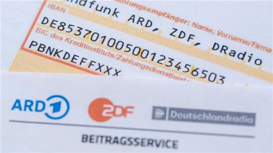Aktuell beträgt der Rundfunkbeitrag monatlich 18,36 Euro. (Symbolbild)