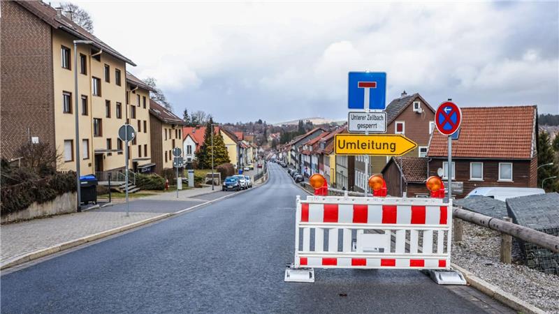 Zellbach mit Straßensperre und Umleitungsschild.