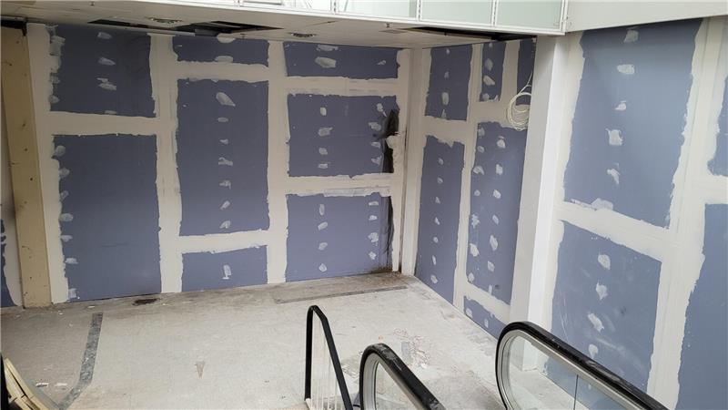 Aktuell ist der Zugang zur Rolltreppe verbaut.