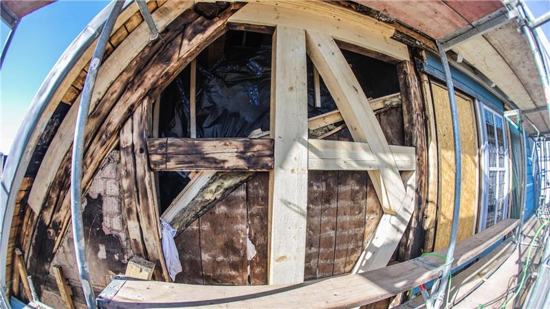 Aktuell klafft ein Loch in der östlichen Fassade der Kirche, das es nach und nach zu schließen gilt.