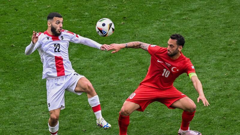 Aktuell läuft Hakan Calhanoglu (r) im türkischen Trikot auf - und bald in dem des FC Bayern?