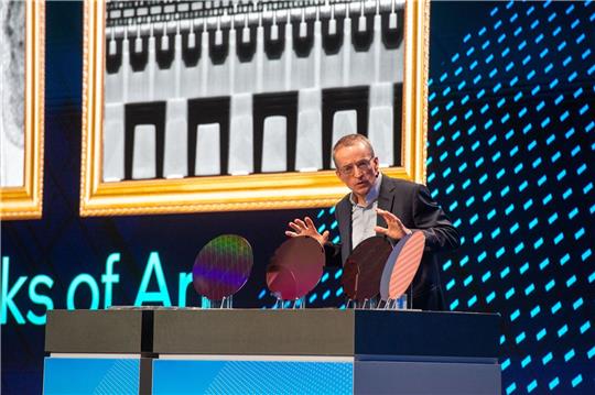 Aktuell liegen rund 80 Prozent der weltweiten Halbleiter-Produktion in Asien und 20 Prozent im Westen. Intel-Chef Pat Gelsinger will binnen zehn Jahren auf jeweils 50 Prozent zu kommen.