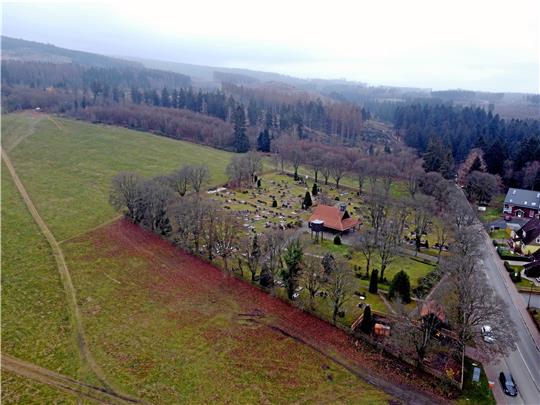 Aktuell müssen Besucher des Friedhofs in Altenau noch an der Straße parken. Wenn es nach dem Ortsrat geht, sollen am Skigebiet Auf der Rose endlich Parkplätze und eine sanitäre Anlage entstehen. Foto: Neuendorf