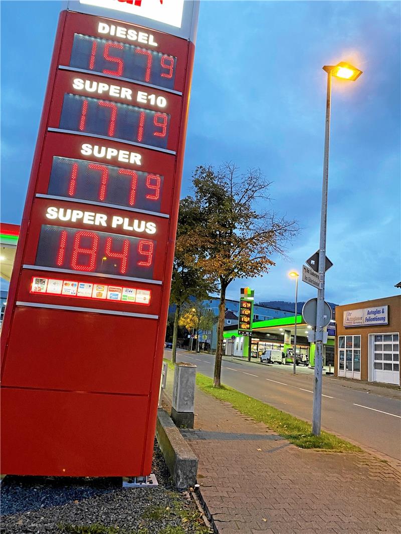 Taxi und Bahn: Was der teure Sprit für Fahrgäste bedeutet Aktuell pendelt der Kraftstoffpreis – je nach Tageszeit und Tankstelle – bei knapp 1,60 Euro für Diesel und 1,87 Euro für Super-Plus-Benzin. Es wird jedoch noch ein weiterer Anstieg erwartet. Unternehmen, für die der Verbrennungsmotor Lebensgrundlage ist, bedeutet das eine enorme Kostensteigerung. Doch noch ist die Suche nach alternativen Antriebsformen schwierig. Fotos: Schlegel