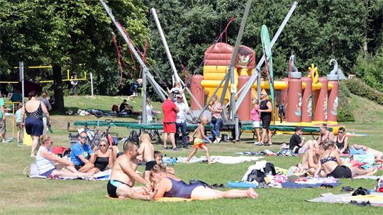 Menschen liegen auf der Wiese.