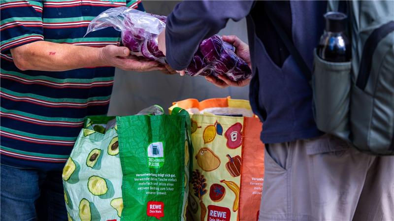 Aktuell suchen nach Angaben der Organisation etwa 1,5 Millionen Menschen regelmäßig die Tafeln auf. (Archivbild)