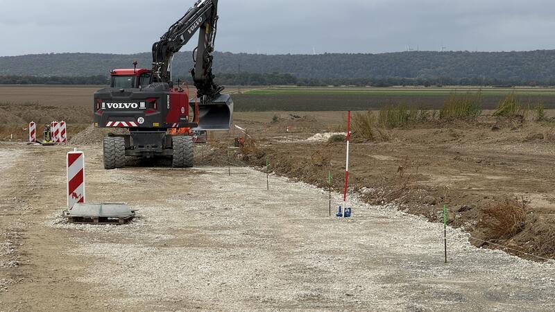 Aktuell werden die Straßen angelegt. Aber das sind nicht die einzigen Arbeiten, die nötig sind, um aus einem Acker ein Gewerbegebiet entstehen zu lassen.