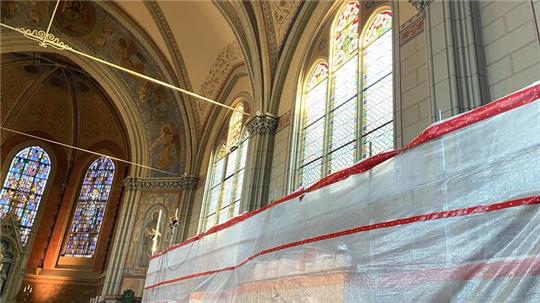 Aktuell wird an der Südwand der Lutherkirche die Quensen-Malerei freigelegt, danach werden die Arbeiten an der Westwand fortgesetzt.