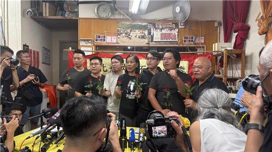 Aktuelle und ehemalige Mitglieder der pro-demokratischen Partei Hongkongs, der League of Social Democrats (LSD), geben die Auflösung der Partei bekannt. 