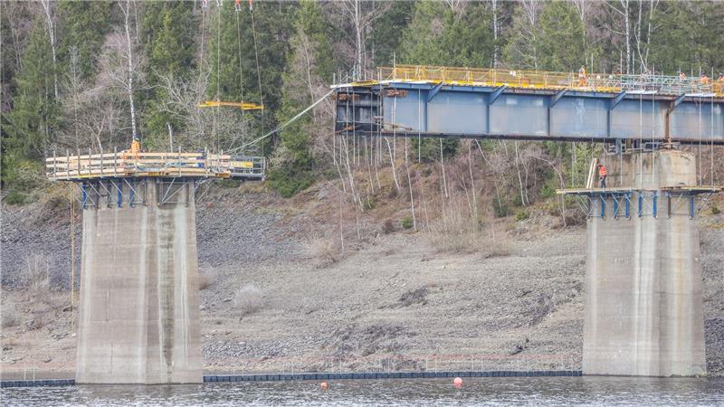 Aktuelles Bild von der Baustelle: Stück für Stück wird die Bramkebrücke über der Okertalsperre abgerissen.