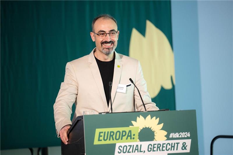 Alaa Alhamwi, Landesvorsitzender Bündnis 90/Die Grünen in Niedersachsen, spricht in den Weser-Ems-Hallen beim Landesparteitag der Grünen in Niedersachsen.