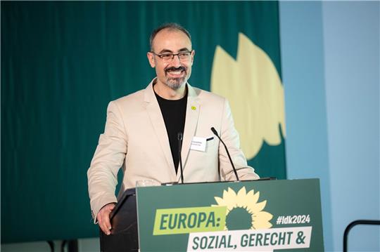 Alaa Alhamwi, Landesvorsitzender Bündnis 90/Die Grünen in Niedersachsen, spricht in den Weser-Ems-Hallen beim Landesparteitag der Grünen in Niedersachsen.