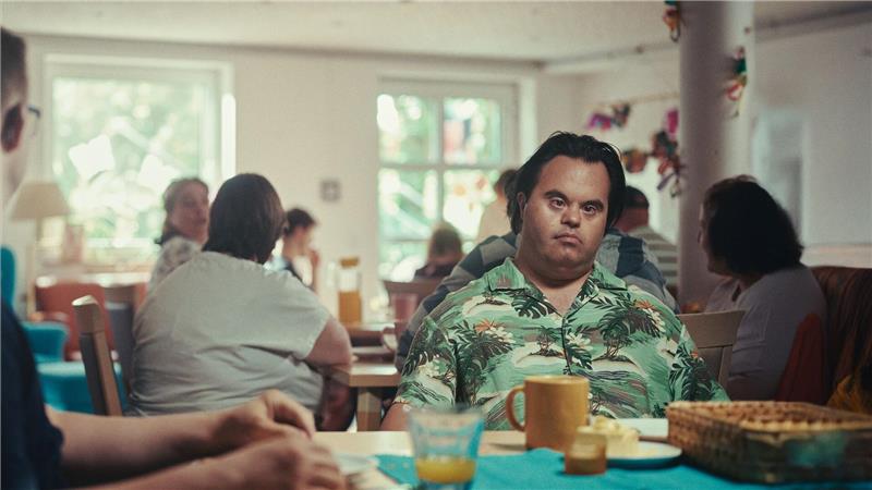 Aladdin Detlefsen als Buschi in einer Szene des Films „Der Frosch und das Wasser“