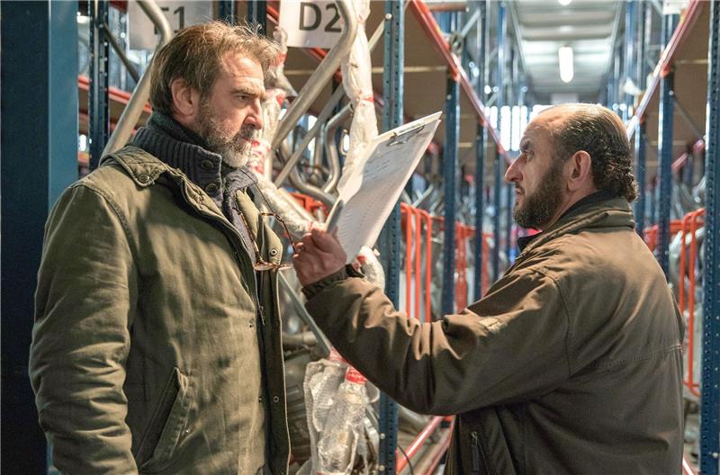 Arte-Miniserie „Aus der Spur” mit Eric Cantona Alain Delambre (Eric Cantona, l) ist ständig den Demütigungen seines Chefs (Nabil Terbeche) ausgesetzt.