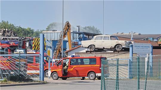 Alarm auf dem Schrottplatz: Die Feuerwehr löscht auf dem Gelände der Bruno Neumann GmbH.