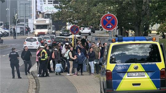 Alarm im Schulzentrum Goldene Aue: Die Polizei sperrt das Areal an der Bornhardtstraße weiträumig ab.
